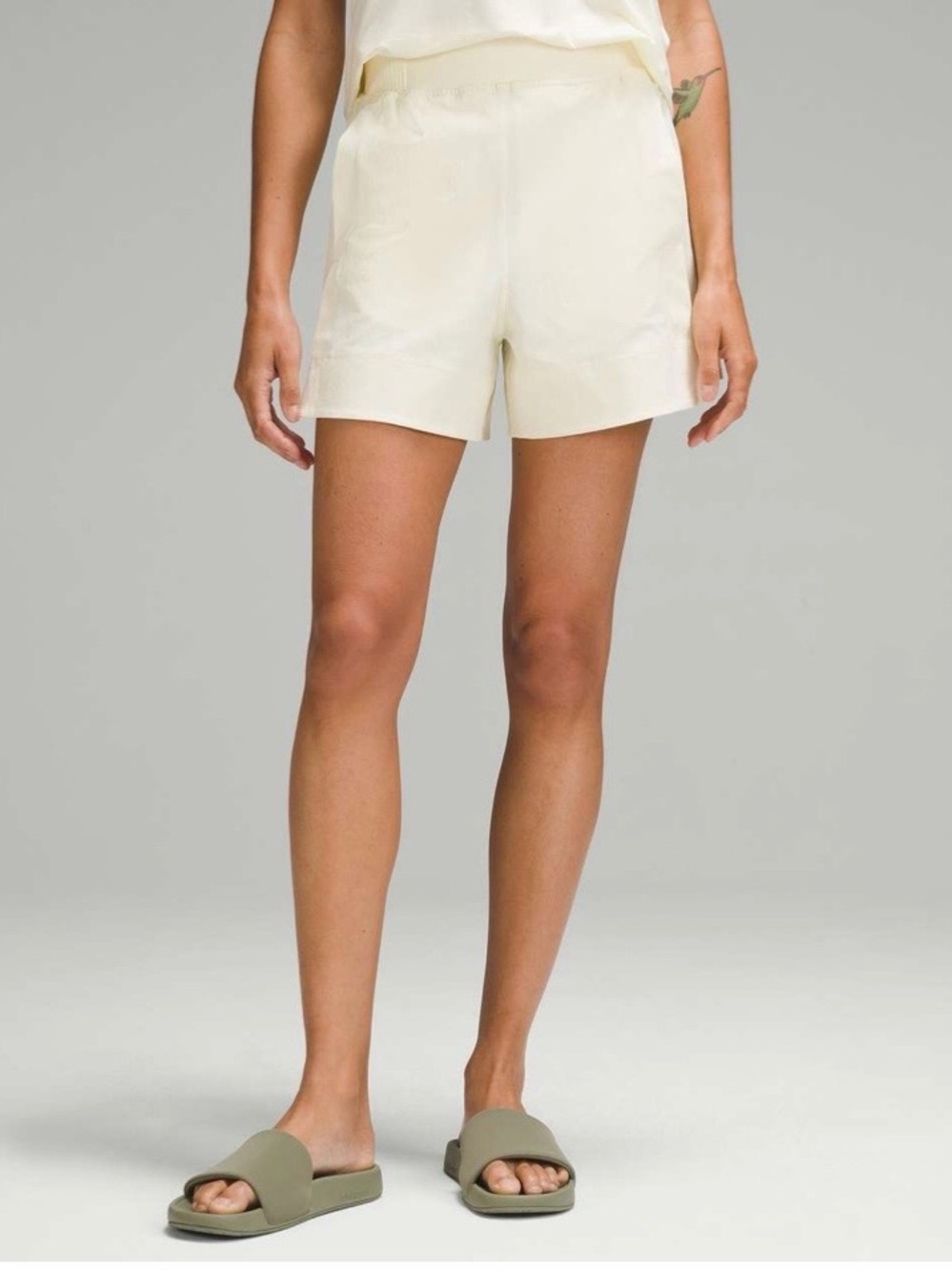 Lululemon Stretch Woven Relaxed-Fit High-Rise Short 4"
Sundance medium EUC